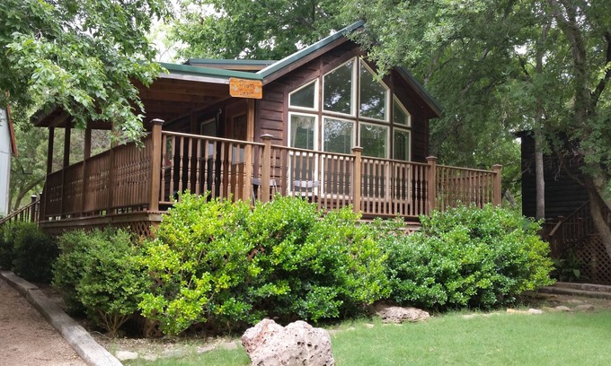Fredericksburg Cabin | The Plum Cabin at Mendelbaum Winery Guest Cabins