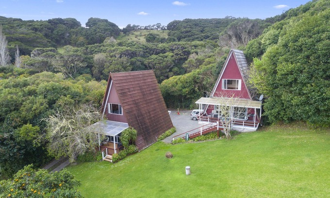 Okiato Cottage | The Plum House Wairoro Park - Russell Holiday Home