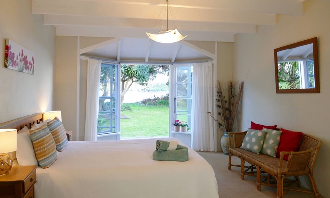 Te Tii House | The Pohutakawa Beach House at Tapuaetahi, Kerikeri.