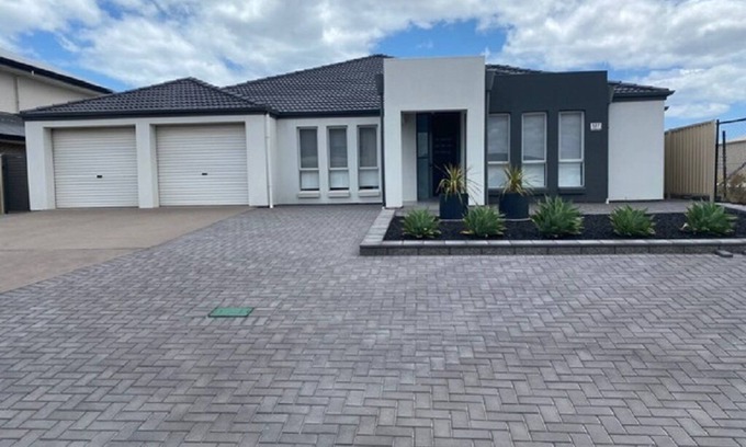 Wallaroo House | "THE POMMERN"