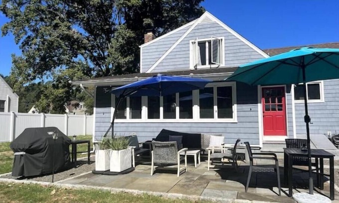 Norwalk House | The Pond House 3 bed 2 bath hot tub sauna and more