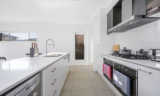 The Ponds House | The Pond sweet 4 br home by Coles with garage&WiFi