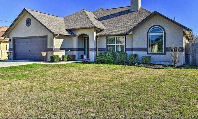 Selma House | The pool house in Selma