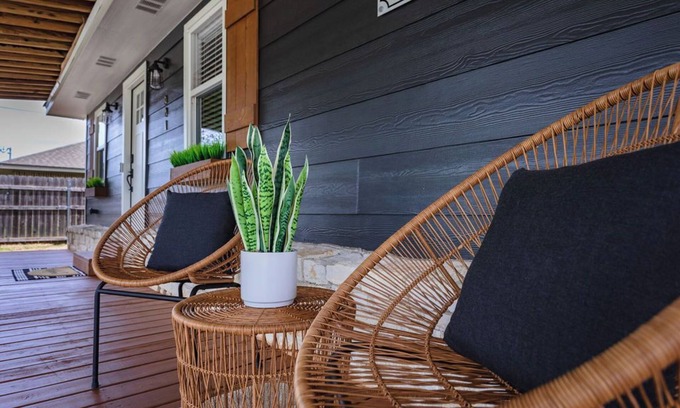 Waco House | The Porch- A cozy stay just 5 mi to BU/Magnolia/Downtown