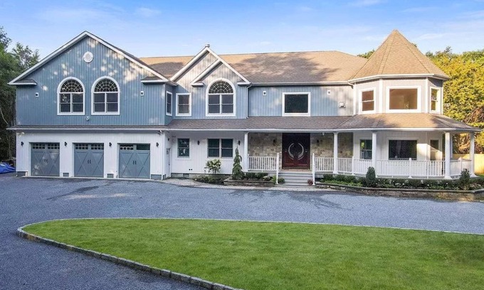 West Bay Shore House | The President MansionnLuxurious Family Retreat - 1.5 Miles to Beach
