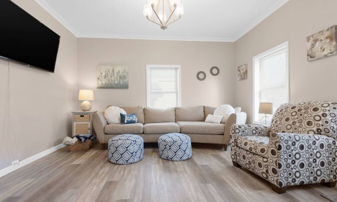 Oshkosh House | The Quaint and Cozy Stay on Bowen