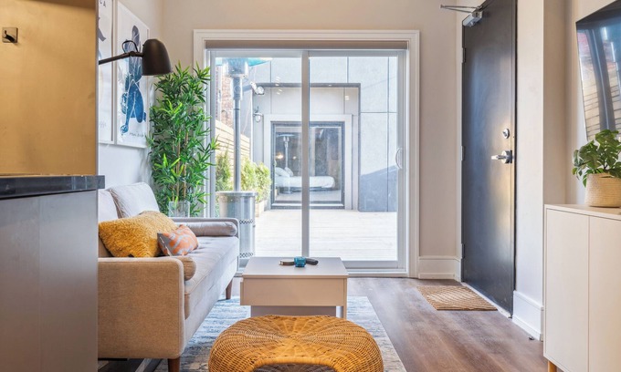 Parkdale Hotel | The Queen's Griffen