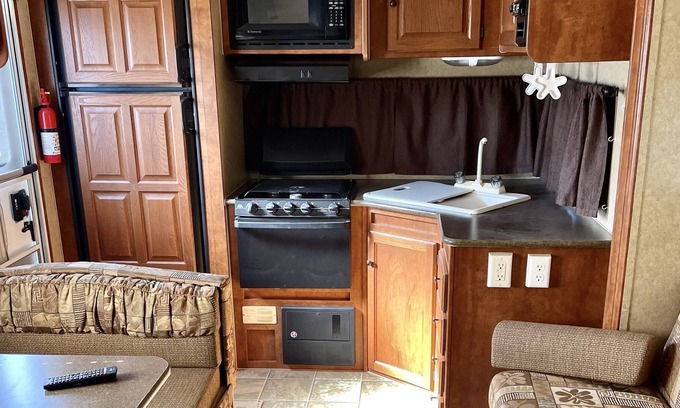 Meadview House | The Rambler Glamping Trailer - SkyWalk, Lake Mead, Site Seeing, Hiking,
