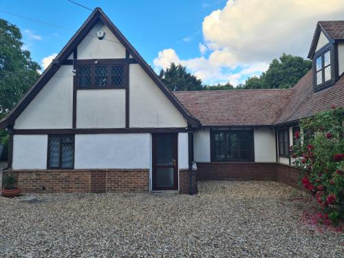 Aldermaston Wharf Apartment | The Reading apartment with gardens and koi pond