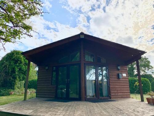 Aldermaston Wharf Apartment | The Reading chalet with gardens and koi pond