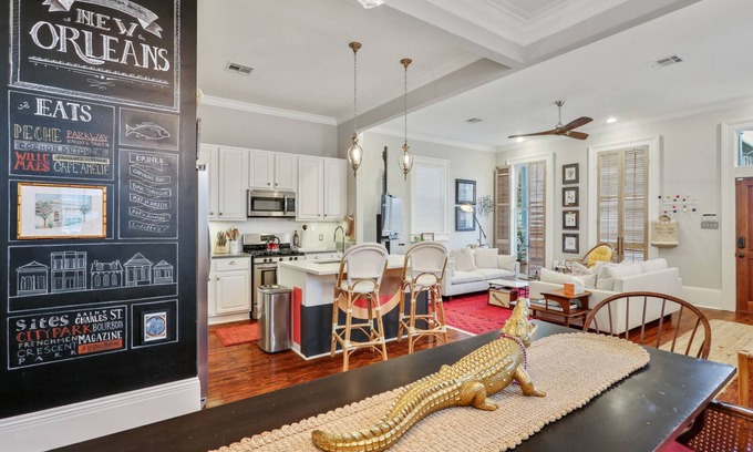 Bayou St. John House | The Red Bayou House, walk to City Park and Jazzfest, mins to the French Quarter