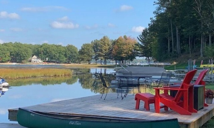 Baldwin House | The Red Door Cottage on Big Star Lake, Sleeps 8!
