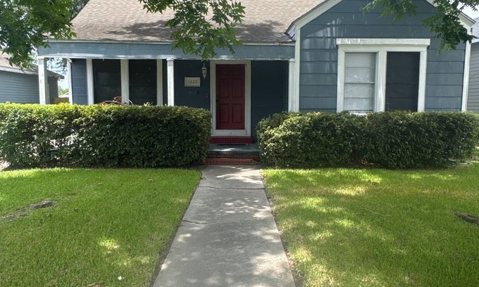 Beaumont House | The Red Door Home 2-bedroom house with WiFi and AC in beautiful Beaumont