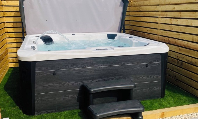 Woodborough House | The Red Lodge Annexe nOne bedroom rental with private hot tub.