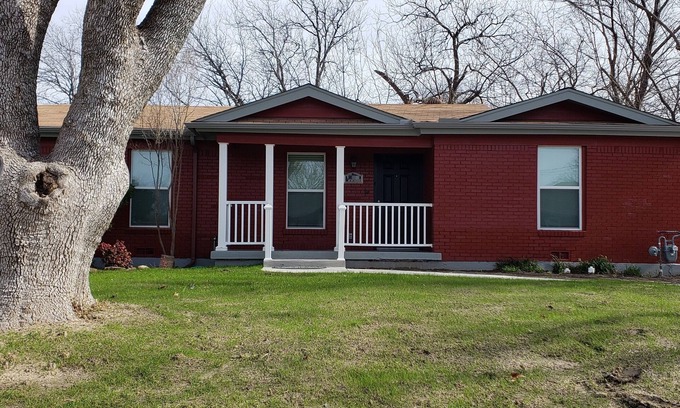 Grapevine House | The Red Rambler in the Christmas Capital of Texas
