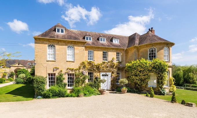 Kemerton Bed & Breakfast | The Red Room - Upper Court Manor House