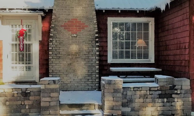 Downtown Klamath Falls House | The Red Smarthouse King ❤️Downtown 4KTV W/D WiFi