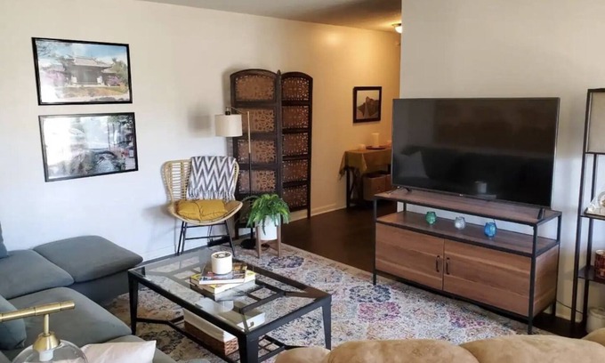 Oxford Apartment | The Redhawk Hideaway: Charming 2BR Condo near Miami Univ in Oxford! Book now!
