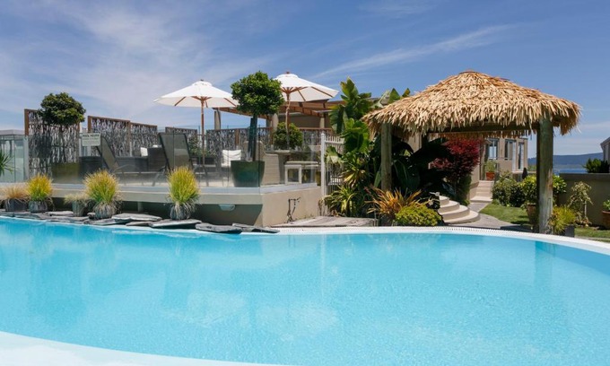 Waipahihi Hotel | The Reef Resort