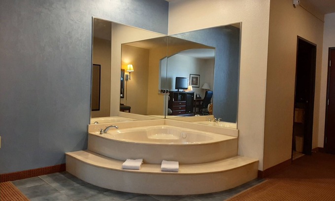 Carthage Hotel | The Regal Hotel