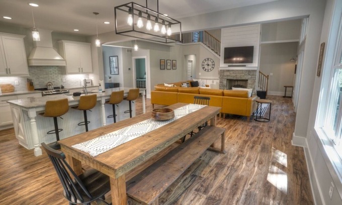 Clarkesville House | The Reserve | 5 BR Mtn Retreat w/Outdoor Great Room, Mins From Helen and Sautee