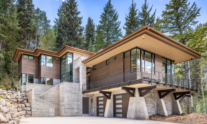 Sundance House | THE RESERVE - Luxury Mountain Estate, Mountain View, Hot Tub, Walk to Ski Runs