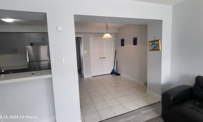 Brampton House | The Rest Spot - Charming 3-bedroom townhome with AC and WiFi in Brampton