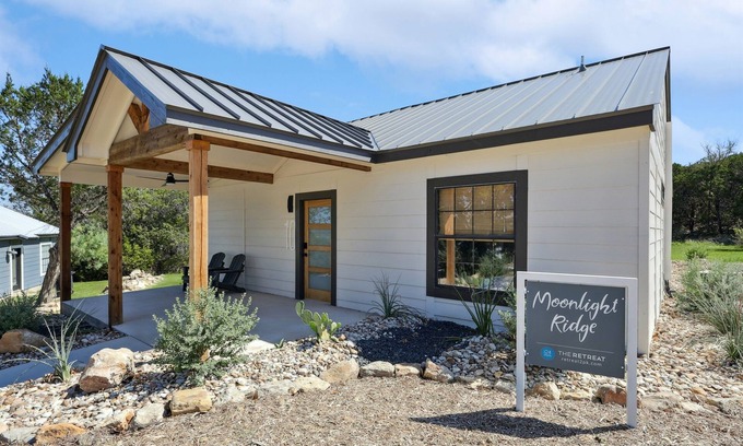 Graford House | The Retreat 10: Moonlight Ridge | Pet Friendly