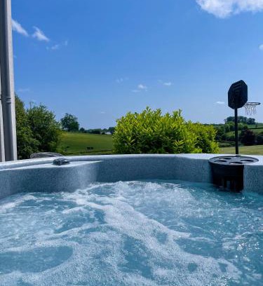 Tarrant Gunville House | The Retreat, Sauna & Hot Tub, Charming & Cosy Gem