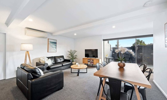 Warrane Apartment | "The Retreat" with car park 10 min to CBD/Airport.