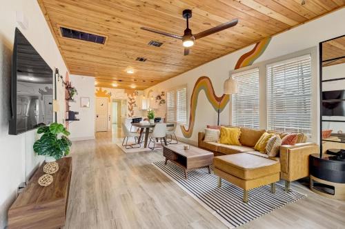 Eastside Promise Neighborhood House | The Retro Retreat - Close to Downtown, Fort Sam