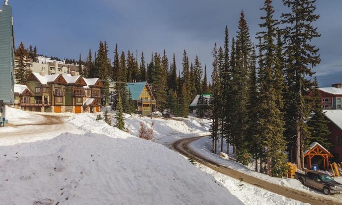 Big White Ski Resort Apartment | The Ridge Ski-In Ski-Out Condo with Free Parking