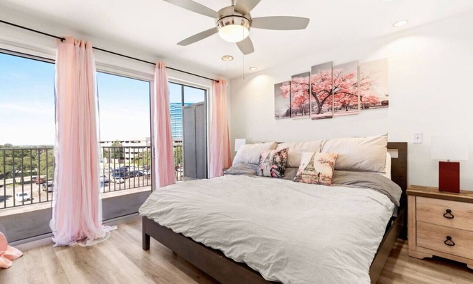 Wetmore Apartment | The Rim/Six Flags - King Bed, Skyline View, Family