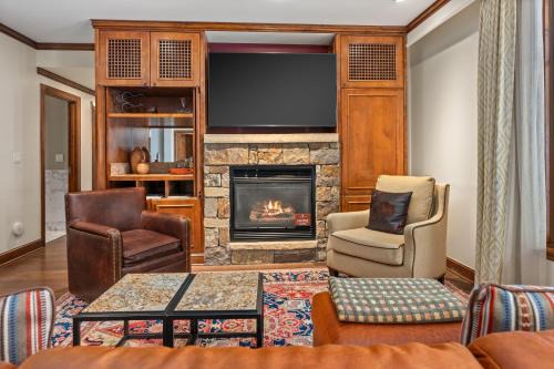Aspen House | The Ritz-Carlton Club, 3 BR Residence 8204, Ski-in/Ski-out Resort in Aspen w/Courtyard View