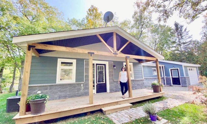 Leeds and the Thousand Islands Cottage | The Riverside Retreat | Beach, Kayaks, Fire Pit