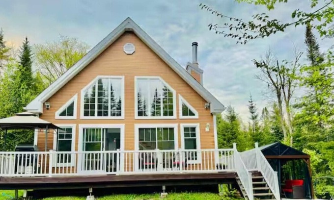 Val-des-Lacs Cabin | The Riviera, Riverside, Pool Table and fireplace!