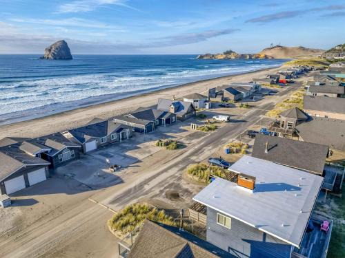 Kiwanda Shores House | The Rock Inn Yacht - Meredith Lodging