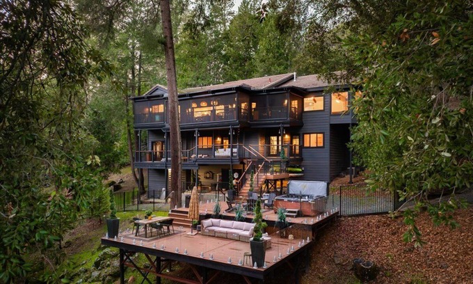 Chicago Park House | The Rollins Cove Retreat - Luxury Lakefront for unforgettable getaways.