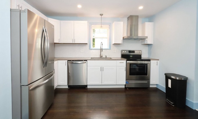Center Apartment | The Roosevelt 1, near mall, sleeps 6, Stylish, Parking, quiet area