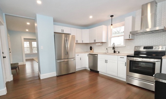 Center Apartment | The Roosevelt 2, Stylish, Safe, Parking, near mall, quiet location sleep 6