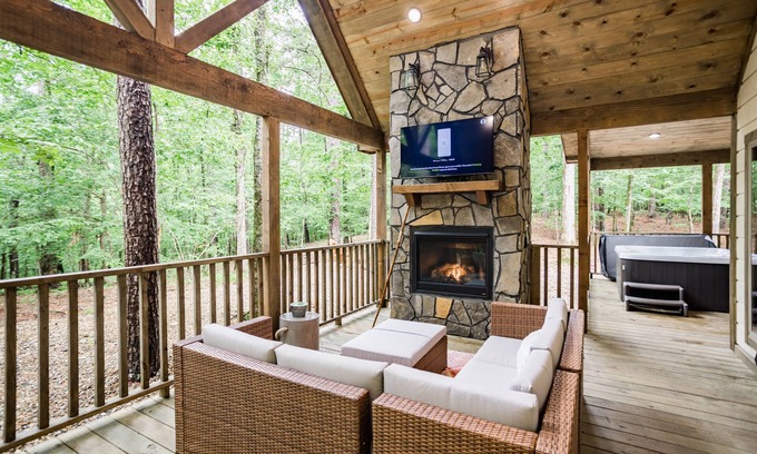 Broken Bow Cabin | The Roosevelt- Perfect for all! Hot Tub, Free WiFi, FREE Firewood!