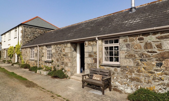 Helford Passage Cottage | THE ROOST, pet friendly, luxury holiday cottage in Porthallow