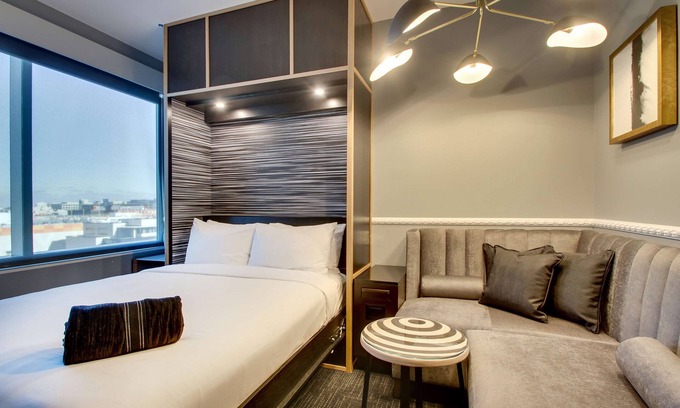 Rosemont Hotel | The Rose Chicago, Tapestry Collection by Hilton