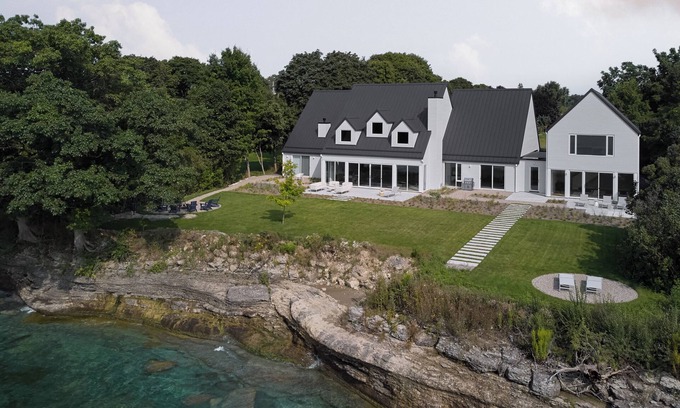 Wellington House | The Rowanwood | Wellington | 4 Bedrooms | Luxury Waterfront