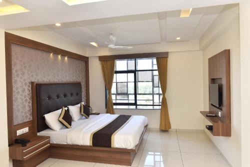 Chandkheda Hotel | The Royal Square - Sky Stays (Chandkheda)
