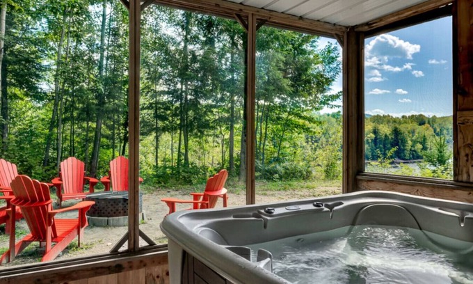 Notre-Dame-de-Pontmain Ski Chalet | The Rustik Refuge a beautiful river view/spa chalet