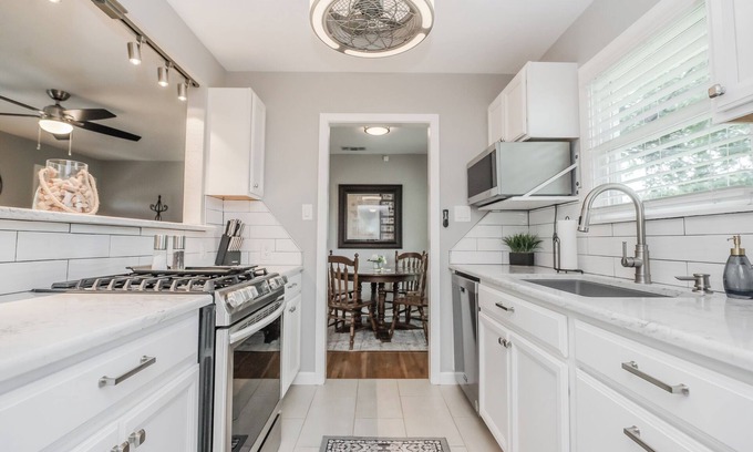 Wichita Falls House | The Rustic Star Cottage! Adorable1-bedroom house in Wichita Falls with AC, WiFi