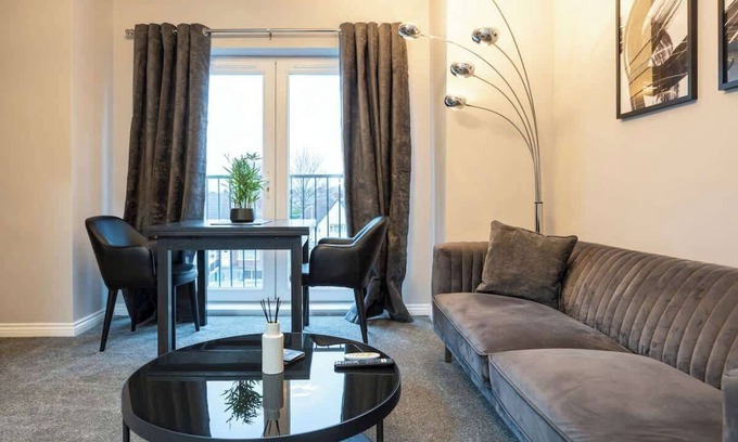Broadheath Apartment | The SandyCroft Free Parking & Close To Airport