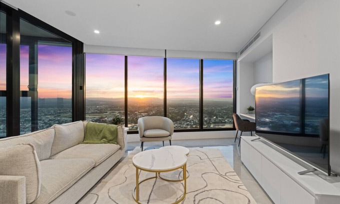 Surfers Paradise Apartment | The Seabreeze - Lv 67 King Bed 2BDR *Netflix/Pool*