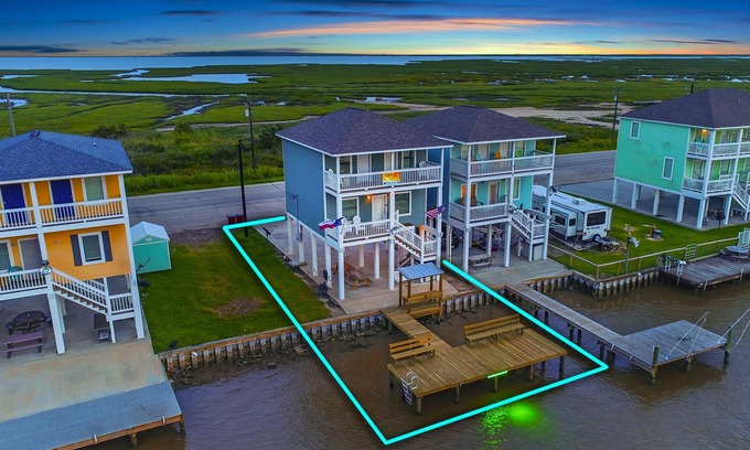 Matagorda House | THE SEAESTA SHACK-COLORADO RIVER-LIGHTED FISHING PIER-STARLINK WIFI-SLEEPS 9